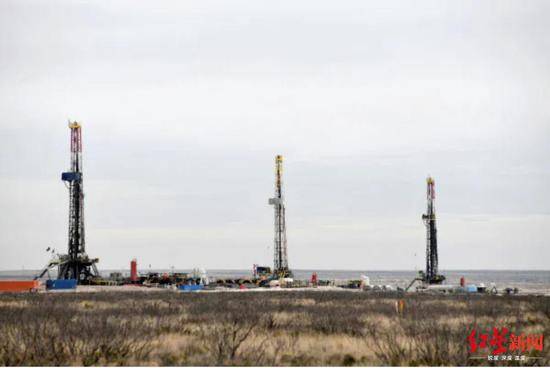 在美国新墨西哥州的生产现场，许多页岩气钻井机相继停止了运行。图据《日经新闻》