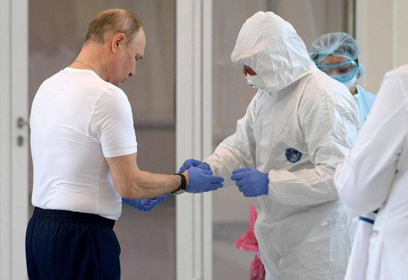 进入隔离病房前，普京采取一系列防护措施