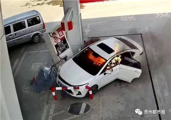 ↑燃着火冲进加油站的白色轿车