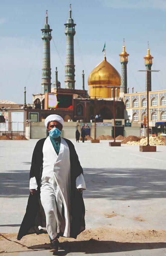 3月17日，为预防感染新冠病毒，伊朗库姆的民众戴着口罩出行。图/法新