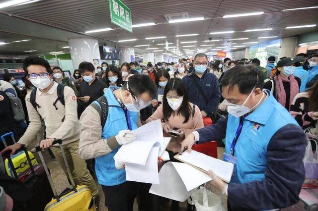 走专用通道、专车接站，首批滞留湖北人员今日乘火车抵京