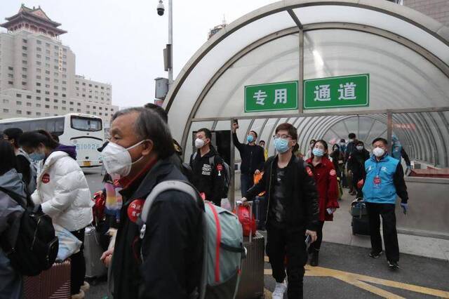 走专用通道、专车接站，首批滞留湖北人员今日乘火车抵京