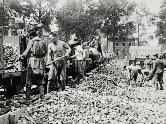 图为一战期间华工在装卸货物。图源：新华社
