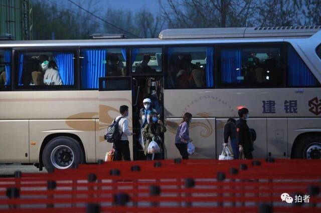 欢迎回家！首批800余名北京滞留湖北人员今日抵京