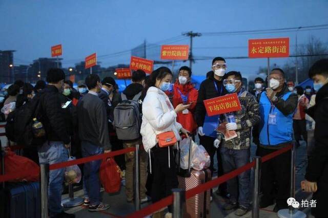 欢迎回家！首批800余名北京滞留湖北人员今日抵京