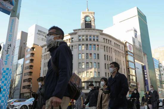 3月6日，在日本东京银座，行人戴口罩出行