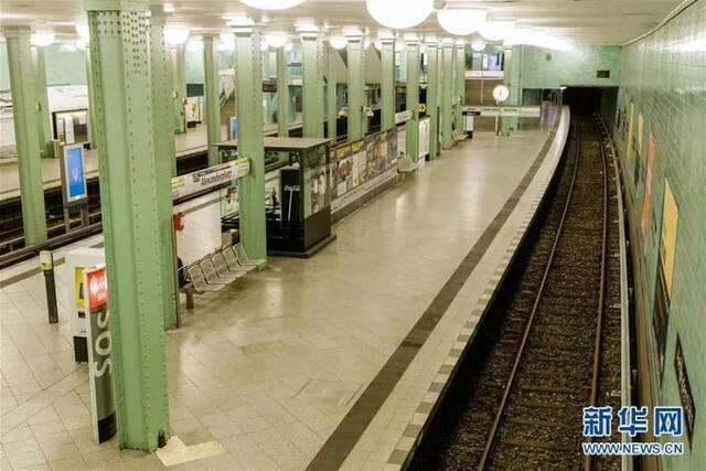 ▲这是3月22日在德国首都柏林拍摄的空旷的亚历山大广场地铁站。新华社（张平摄）