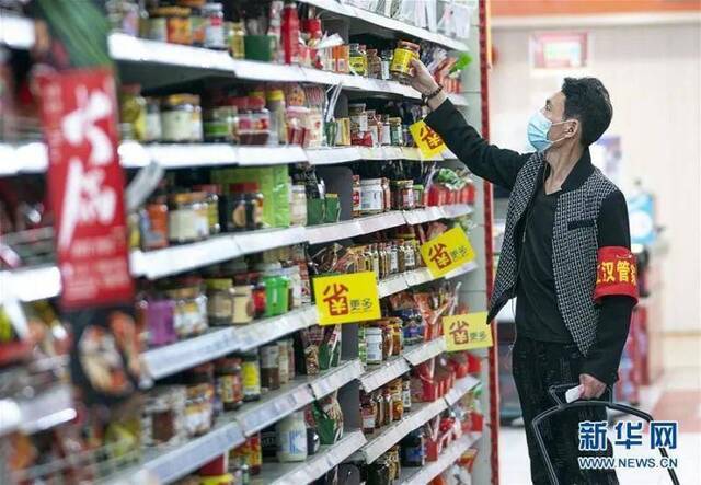 ▲3月24日，市民在武汉汉口某超市内选购商品。随着疫情好转，武汉部分超市在保持社区团购基础上，对无疫情小区的居民有序开放。（新华社记者熊琦摄）