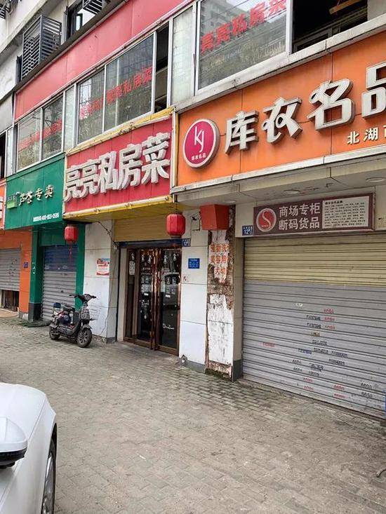 △街头有店铺已经拉开卷闸门恢复营业