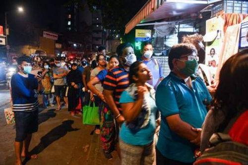 印度总理莫迪宣布“封城”后，印度民众开始纷纷涌向超市和药店，购买生活和医疗必需品。（图源：BBC）