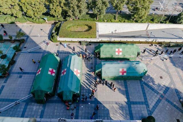 医院广场上，忽然架设起4顶绿色野战帐篷……