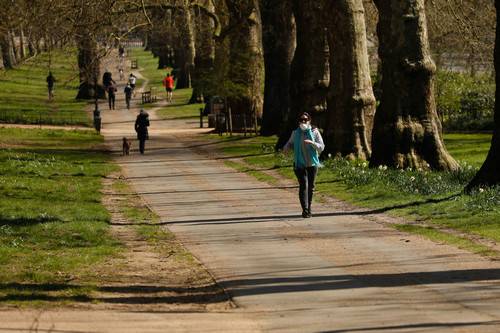 英国征召志愿者 24小时超40万人报名抗疫