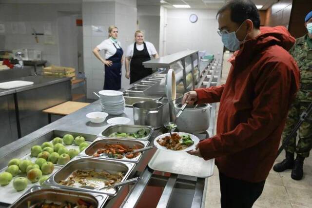  3月24日，在塞尔维亚首都贝尔格莱德，中国援塞医疗专家在食堂用餐。新华社记者石中玉摄