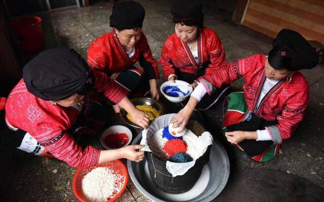 广西桂林龙胜：村民做五色糯米饭欢度“壮族三月三”