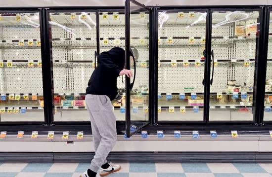 3月17日，美国旧金山湾区一家超市的部分商品被抢购一空。摄影/本刊记者刘关关