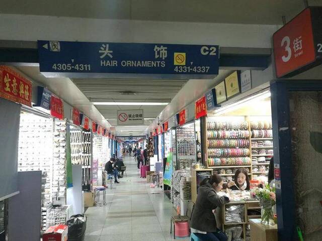 义乌国际商贸城一区二楼客流较少摄影：《中国经济周刊》记者陈一良