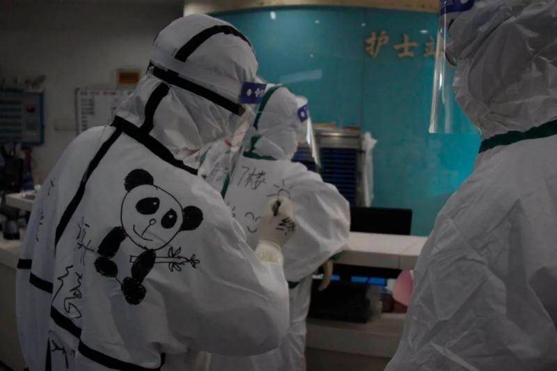 红会医院ICU清空前夜，医护人员互相在衣服上画熊猫、太阳。中青报·中青网记者王嘉兴/摄