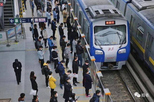△3月24日，西二旗地铁站，站内乘客自觉保持一定距离排队候车。