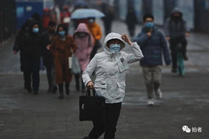 △3月6日傍晚，天空下起小雨，西二旗地铁站外，没带伞的行人快步赶往地铁站。