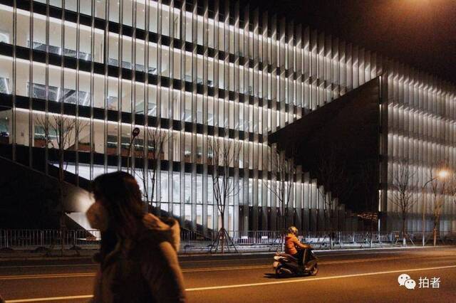 △3月16日晚，西二旗中关村软件园，互联网公司大楼依然灯火通明。