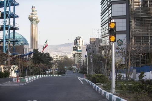 资料图片：这是3月20日在伊朗德黑兰拍摄的空旷的街道。新华社发