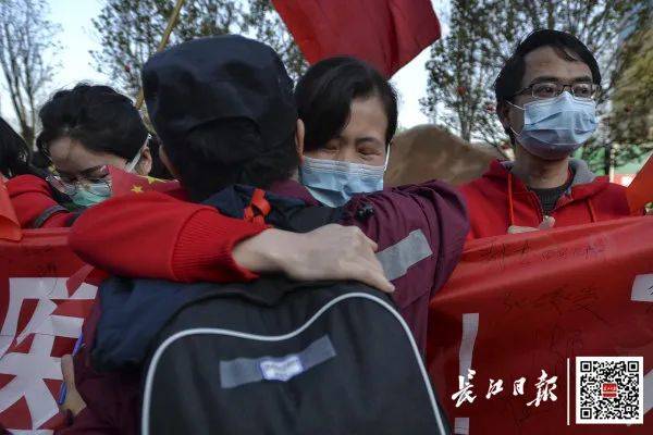 20日，陕西医疗队返程，青山区九医院的医护战友以及志愿者们为他们送行