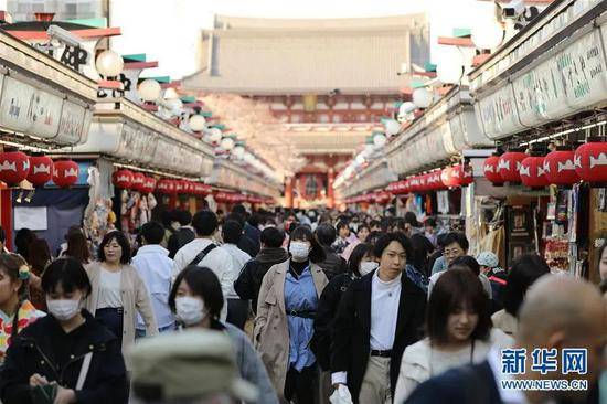▲3月25日，在日本东京浅草，部分行人戴口罩出行。新华社记者杜潇逸摄