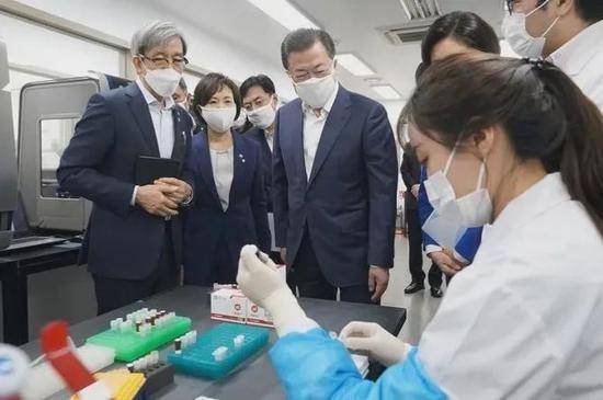 ▲韩国总统文在寅（中）25日视察“理解基因”公司位于首尔的研发部门。（法新社）