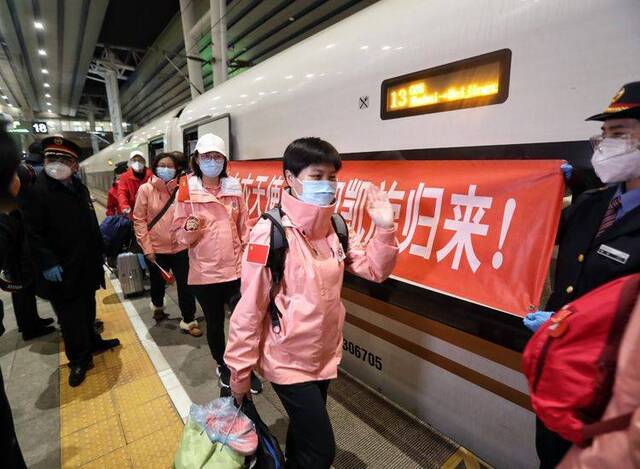 回家了！60余名驰援武汉国家中医医疗队成员抵京 组图