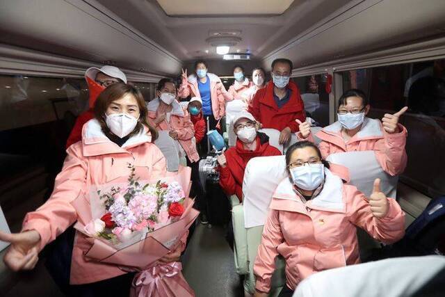 回家了！60余名驰援武汉国家中医医疗队成员抵京 组图