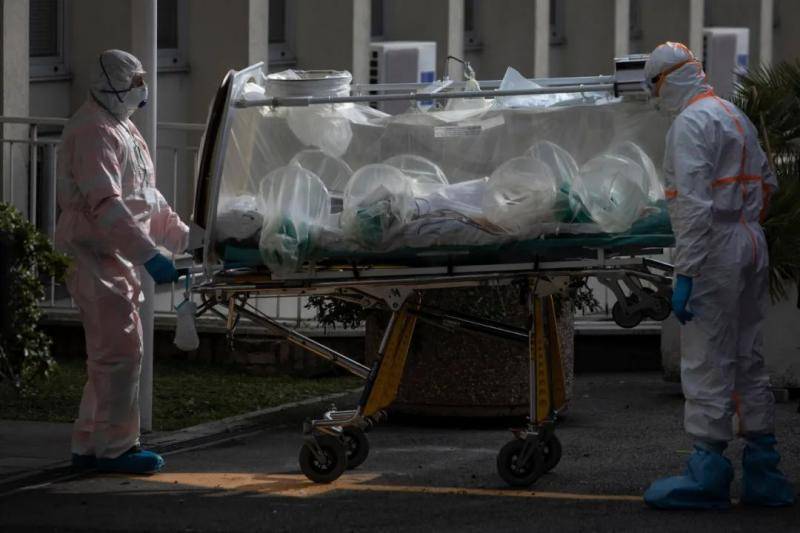 ▲意大利罗马的医护人员在转运新冠肺炎患者。（美国《纽约时报》网站）