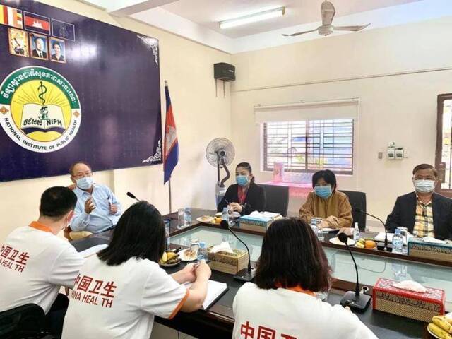  3月23日，中国援柬抗疫医疗专家组与柬埔寨卫生部会谈。新华社发（专家组供图）