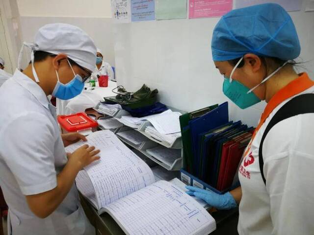  3月25日，中国援柬抗疫医疗专家组在当地转诊医院调查门诊患者登记情况。新华社发（专家组供图）