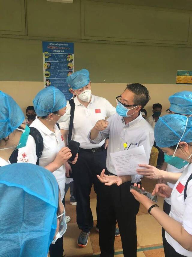  3月24日，中国援柬抗疫医疗专家组在柬苏友谊医院调研。新华社发（专家组供图）