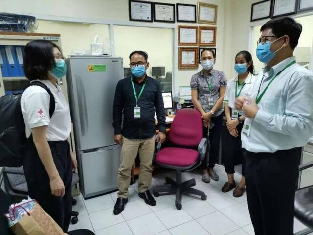  3月24日，中国援柬抗疫医疗专家组在柬埔寨卫生部国家公共卫生所病毒检测实验室调研。新华社发（专家组供图）