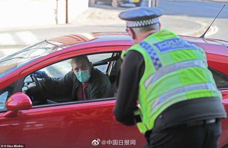 英国警方出“狠招”：违规外出最高罚款960英镑 派无人机监督人们遛狗