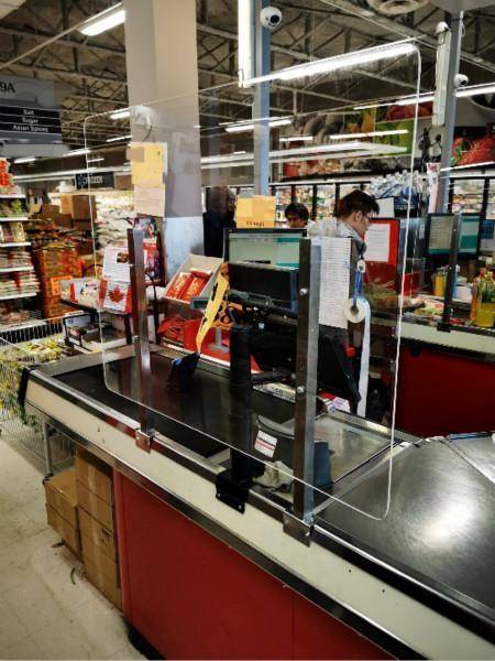 超市收银台安装的防护板
