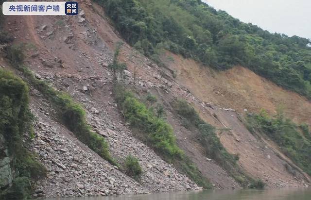 广西贺州：强降雨致山体滑坡道路损毁 近千名群众靠渡船出行