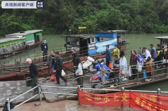 广西贺州：强降雨致山体滑坡道路损毁 近千名群众靠渡船出行