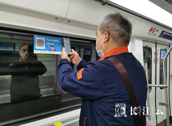 卷帘门开 车站就位！开往春天的武汉地铁迎来第一批乘客