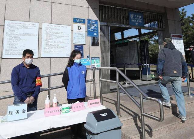 清明祭扫首个高峰日 多部门联动保障祭扫出行畅通