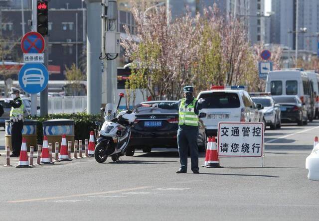 清明祭扫首个高峰日 多部门联动保障祭扫出行畅通