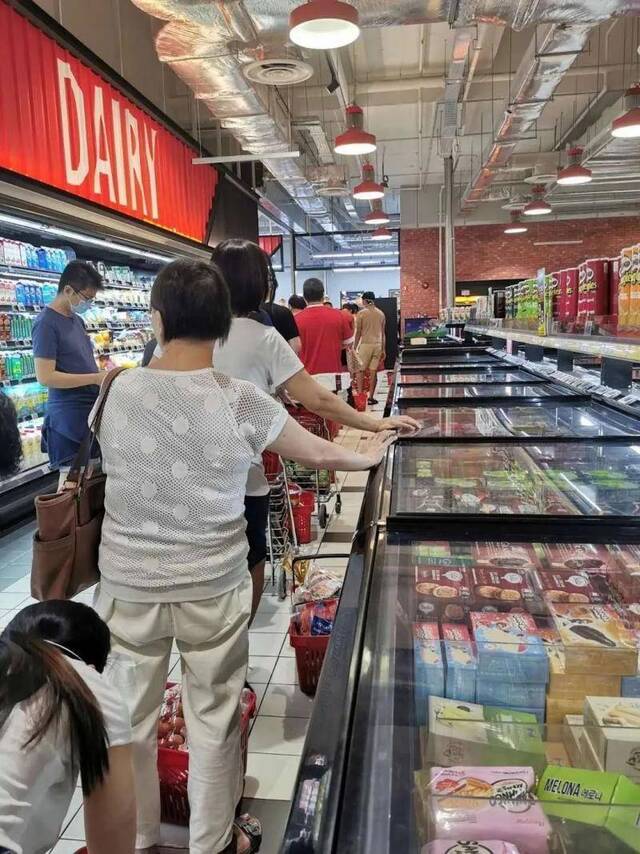 新加坡民众在超市排队结账图片来源：受访者提供