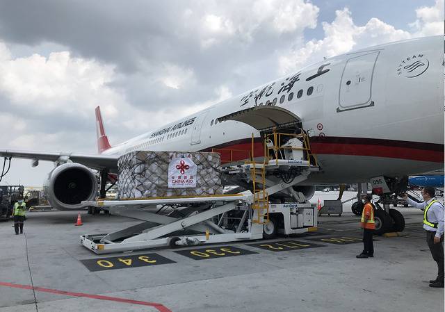 中国援助包机抵达马来西亚