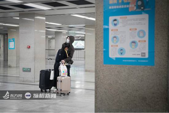  3月28日，武汉汉口火车站，王忠的女朋友一出站，便扑向王鹏的怀中。