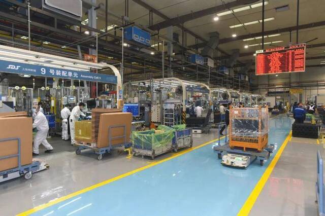 纳铁福传动系统有限公司是目前国内产量最大的传动轴工厂，在武汉工厂内，工人们均佩戴口罩、护目镜、橡胶手套，抓紧生产。长江日报记者周超摄