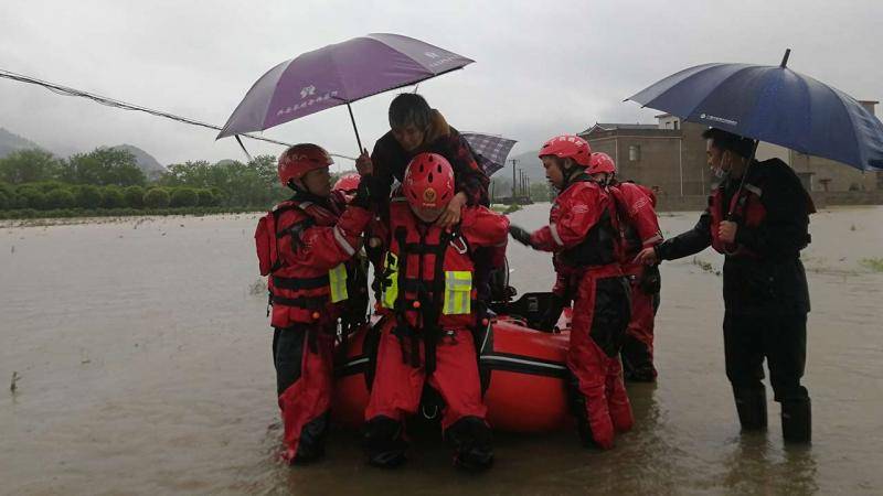 广西桂林兴安县强降雨致多人被困 消防紧急营救