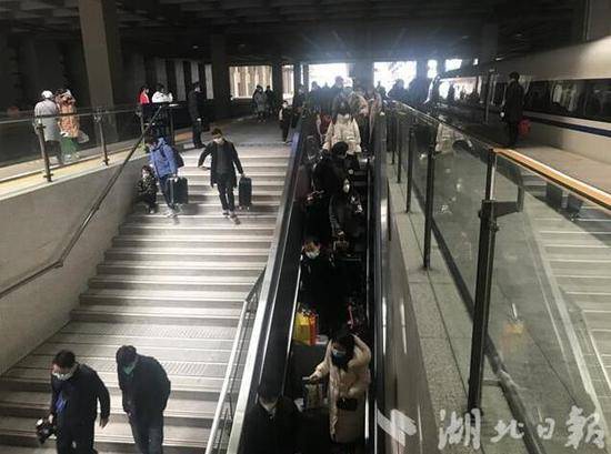260多趟列车停靠三大火车站 6万多名“武汉人”回家