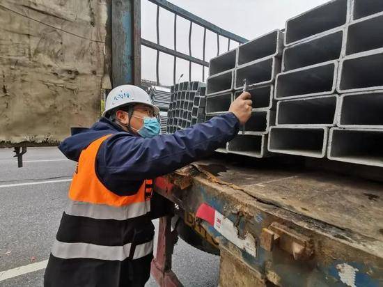 郭志强对进场材料进行检查王世保摄