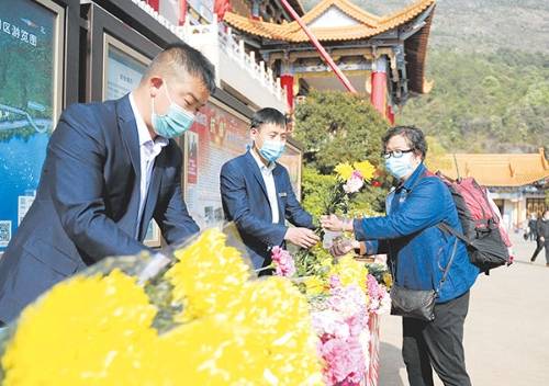 首个祭扫高峰日 防疫防火保安全